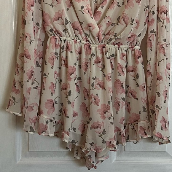 Neutral colored Floral Romper - Picture 15 of 16